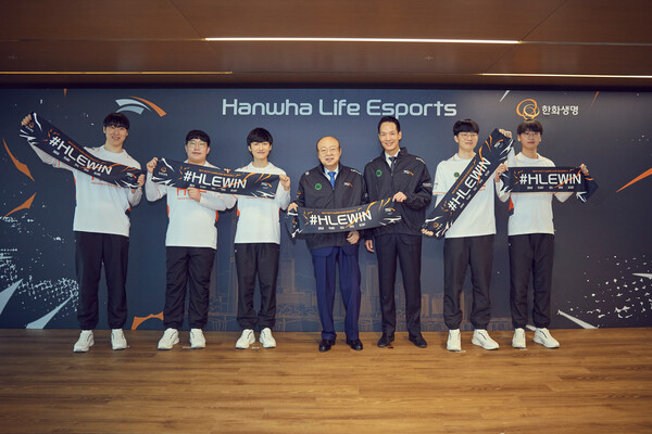 김승연 한화그룹 회장(왼쪽 네번째)이 HLE 선수들과 사진을 찍고 있다. 사진=한화생명
