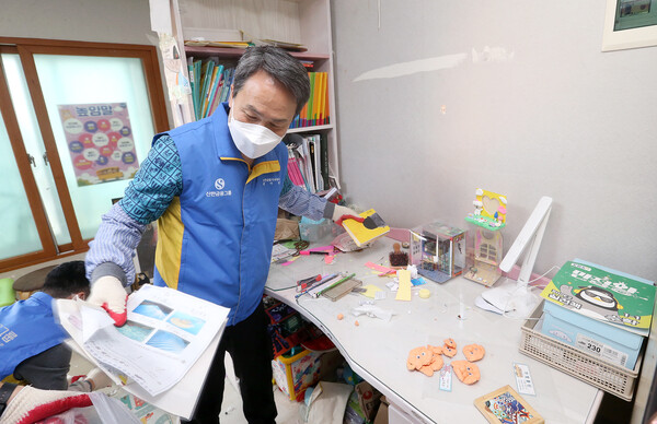 진옥동 신한금융그룹 회장이 다자녀 가정 주거환경 개선 지원을 위한 봉사활동 및 물품지원을 진행 중이다. 사진 = 신한금융그룹