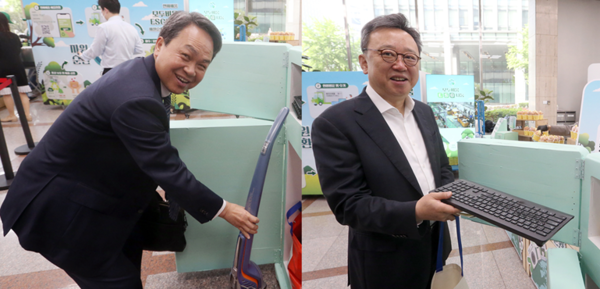 행사에 참석한 진옥동 신한금융그룹 회장(왼쪽)과 정상혁 신한은행장은 각각 가정에서 쓰던 전기 청소기와 키보드 및 컴퓨터 주변기기를 기부했다. 사진=신한지주