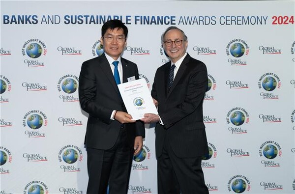 글로벌파이낸스 주관 지속가능금융 시상식에서 김형일 IBK기업은행 전무이사(왼쪽)과 조셉 히라푸토(Joseph Giarraputo) 글로벌파이낸스 창립자가 기념촬영을 하고 있다. 사진=IBK기업은행