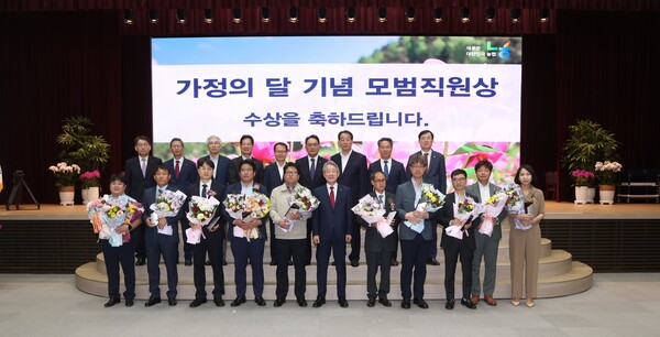 강호동 농협중앙회장(앞줄 왼쪽에서부터 6번째 가운데) 이 농협중앙회 본관에서 가정의 달 기념 모범직원 표창 수상자들과 기념사진을 찍고있다/사진제공=농협중앙회