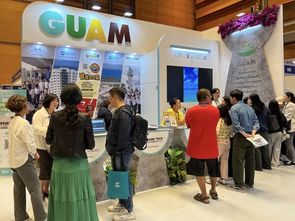 지난 4월 27일부터 28일까지 양일간 서울 강남구 코엑스에서 열린 '2024 춘계 해외 유학·이민 박람회' 내 설치된 괌정부관광청 부스에 방문객들이 찾아오고 있다. 사진 = 괌정부관광청