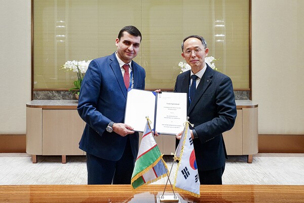 황기연 수은 상임이사(왼쪽)가 아실벡 후다야로프(Asilbek Khudayarov) 우즈베키스탄 보건부 장관과 기념 촬영을 하고 있다. 사진=한국수출입은행