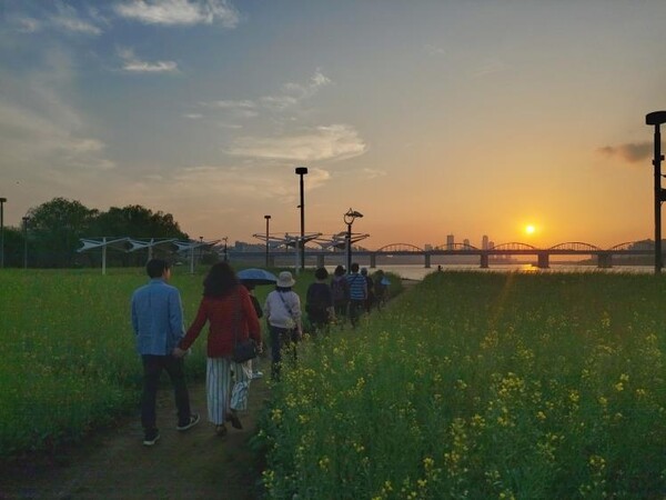 지난해 운영된 한강야경투어 참여자들이 한강변을 걷고 있다. 사진 = 서울시