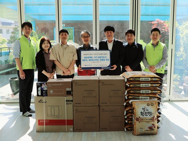 윤성훈 NH농협카드 사장(왼쪽 다선번째)가 서울 은평구에 위치한 아동보육시설 꿈나무마을에서 가정의 달 나눔행사를 실시했다. 사진=NH농협카드