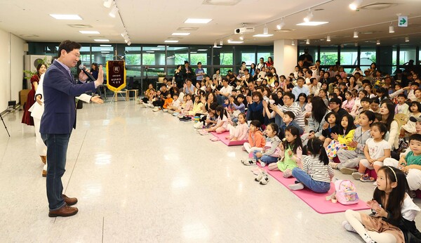 지난 5일 용인 처인구 용인어린이상상의숲에서 열린 어린이날 기념행사 참석자들이 공연을 즐기고 있다. 사진 = 용인특례시