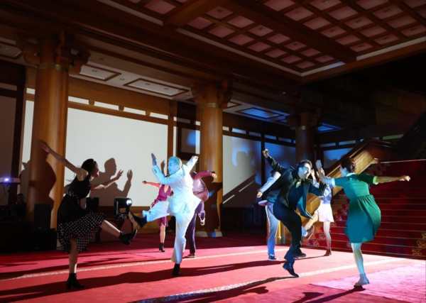 오는 7월 10일까지 서울 종로구 청와대 본관에서 공연되는 종합예술공연 '블루하우스' 공연 사진. 사진 = 문화체육관광부 