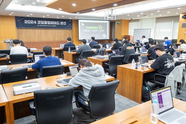 KT가 분당사옥에서 사내 직원들을 대상으로 코딩 경진대회를 개최했다. 코딩 올림피아드 참가자들이 대회를 치르고 있는 모습. 사진=KT