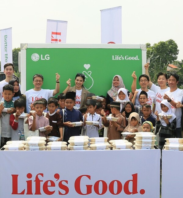 LG전자가 지난 10일 동자카르타에 위치한 사회복지재단 야야산 발라레닉에서 소외계층을 위한 기부 물품을 전달했다. 이태진 LG전자 인도네시아법인장(둘째줄 왼쪽에서 두번째), 임직원, 국립식량청, 프라세티야 물리아 대학교 봉사단, 비영리단체 푸드 사이클 관계자 등이 참여해 기념 사진을 찍고 있다. 사진=LG전자