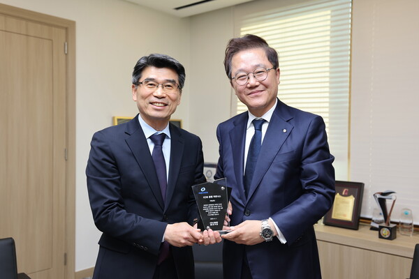 산업은행 강석훈 회장(오른쪽)이 기아 송호성 사장에 'KDB 동행 파트너스' 감사패를 전달하고 있다. 사진=KDB산업은행