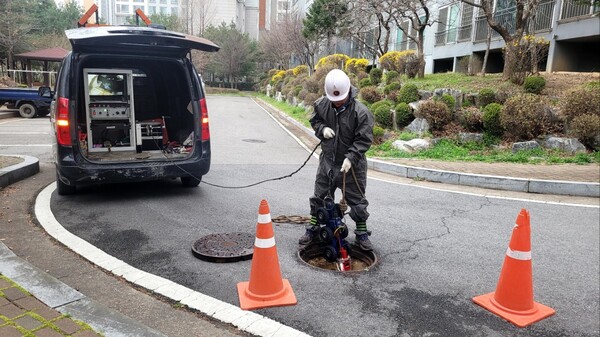 용인특례시 소속원이 장마철 침수 피해 예방을 위해 하수관로를 점검하고 있다. 사진 = 용인특례시