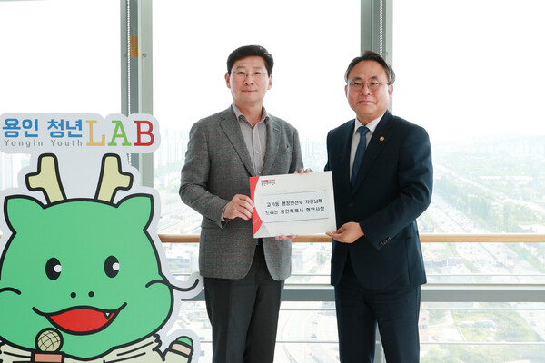 이상일 용인특례시장이 지난 9일 수지구 용인청년LAB에서 고기동 행정안전부 차관을 만나 시의 현안을 건의했다. 사진 = 용인특례시