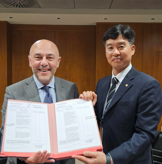 한화시스템과 레오나르도가 이탈리아 현지에서 '경공격기 AESA 레이다' 안테나 공급 계약을 체결했다. 오른쪽은 박혁 한화시스템 감시정찰부문 사업대표, 왼쪽은 파브리지오 보자니(Fabrizio Boggiani) 레오나르도 항공전자·임무장비 총괄부사장. 사진=한화시스템