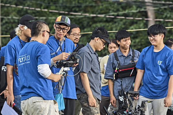 지난해 실시된 'FLY2023' 참가자들이 단편영화를 제작하고 있는 현장의 모습이다. 사진 = 부산영상위원회