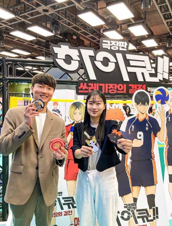 16일 오전 서울 영등포구에 위치한 현대백화점 더현대 서울 지하 2층 '하이큐!!' 팝업스토어에서 직원들이 굿즈 상품을 소개하고 있다/사진제공=현대백화점