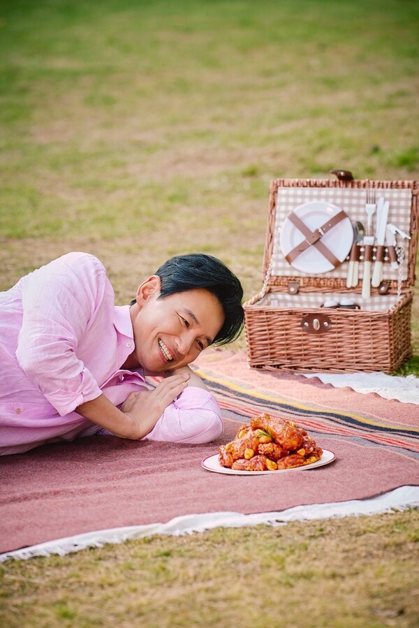 bhc치킨이 새로운 모델로 트리플 천만 배우 황정민을 발탁하고 신제품 '쏘마치'의 마케팅 활동을 본격 전개한다. 사진=bhc치킨