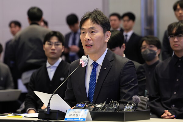 '개인투자자와 함께하는 열린 토론'에 참석한 이복현 금감원장. 사진=연합뉴스