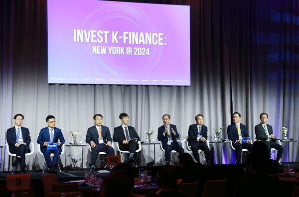 양종희 KB금융 회장(왼쪽 다섯번째), 진옥동 신한지주 회장(왼쪽 여섯번째) 등 금융사 수장들이 패널로 참석해 발언하고 있다. 사진=연합뉴스