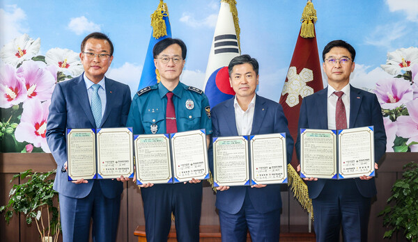 BNK경남은행 임재문 상무(오른쪽 첫번째)와 경남도경찰청 김병우 청장(왼쪽 두번째) 등이 협약식에서 기념 사진을 촬영하고 있다. 사진=BNK경남은행