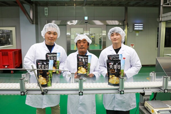  농심이 지난 21일 아산공장에서 '함께하는 청년농부' 프로그램의 일환으로 청년농부와 멘토들을 대상으로 감자스낵 생산현장 견학과 교육을 진행했다/사진제공=농심