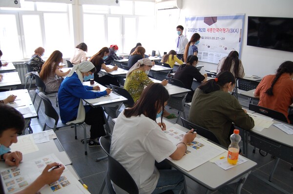 지난해 타지키스탄 두샨베1 세종학당에서 제2회 세종한국어평가(SKA)가 시행되고 있다. 사진 = 세종학당재단