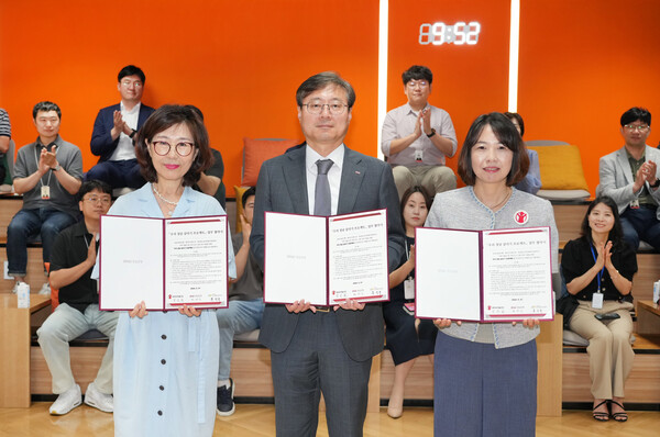(왼쪽부터)문성숙 경상남도육아종합지원센터 센터장, 최대식 BNK경남은행 부장, 정은희 세이브더칠드런 경남아동권리센터 센터장. 사진=BNK경남은행