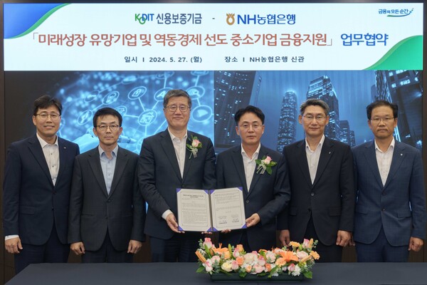 (왼쪽부터)정현호 신용보증부장, 윤정인 정책자문관, 최원목 이사장, 이석용 농협은행장, 최영식 기업금융부문 부행장, 박재명 중소기업고객부장. 사진=NH농협은행