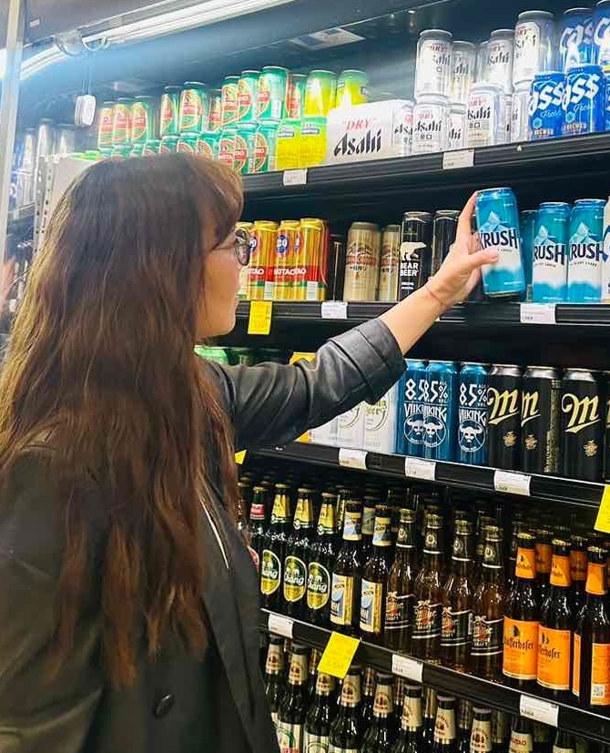 몽골 현지에서 소비자가 크러시를 살펴보고 있다. 사진=롯데칠성음료