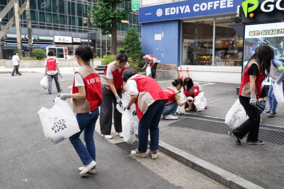 30일 서울시 중구 명동 일대에서 롯데면세점 임직원이 자율적으로 참여해 '줍깅 릴레이 캠페인'을 시행했다. 사진=롯데면세점
