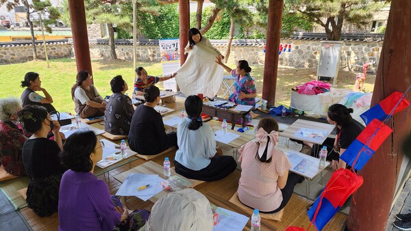 지난해 평택객사에서 열린 '생생 국가사업' 일환인 '숨쉬는 500년 객사' 프로그램 수업이 진행되고 있다. 사진 = 국가유산청 