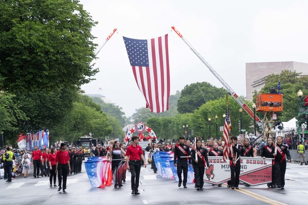 지난해 5월 워싱턴 D.C에서 '전미기념일 퍼레이드(National Memorial Day Parade)'가 진행되고 있다. 사진 = 미국재향군인회관 페이스북 갈무리