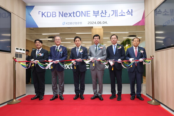 (왼쪽부터) 방성빈 부산은행장, 강석훈 산업은행 회장, 김주현 금융위원장, 박형준 부산시장, 조승환 국민의힘 국회의원, 양재생 부산상공회의소 회장. 사진=KDB산업은행