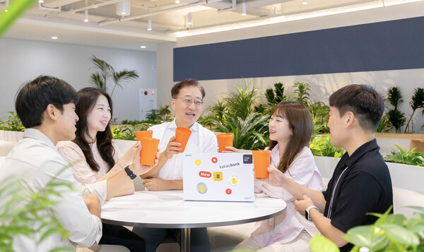 윤호영 카카오뱅크 대표가 임직원과 '바이바이 플라스틱 챌린지'에 동참하고 있다. 사진=카카오뱅크