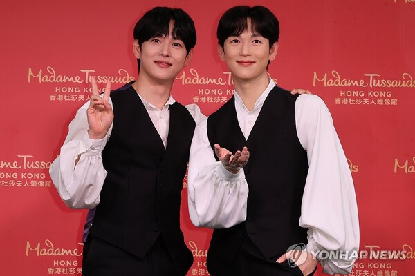 배우 임시완이 5일 서울 중구 ENA Suite Hotel에서 열린 마담 투소 홍콩 임시완 밀랍인형 공개 행사에서 자신의 밀랍인형과 포즈를 취하고 있다. 사진 = 연합뉴스