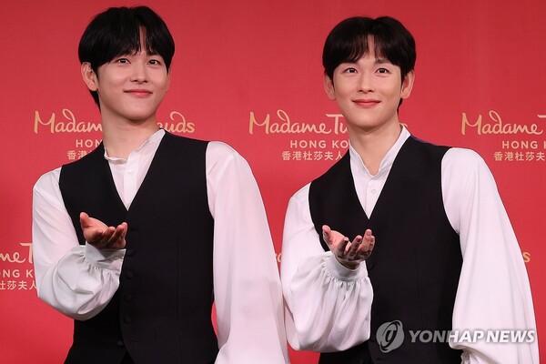 배우 임시완이 자신의 밀랍인형과 똑같은 포즈를 취하고 있다. 사진 = 연합뉴스