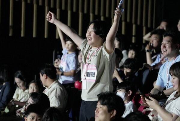 롯데는 8일과 9일 이틀에 걸쳐 롯데인재개발원 오산캠퍼스에서 임직원과 가족 약 700여명을 초대해 '2024 롯데 올 패밀리 데이'를 개최했다. 사진은 롯데 계열사 임직원 가족이 참여형 프로그램을 즐기는 모습. 사진=롯데