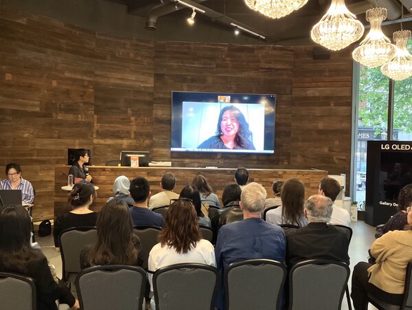 현지시각 지난 8일 주영한국문화원에서 열린 '한국문학의 밤' 중 조예은 작가가 화상으로 대담을 나누고 있다. 사진 = 주영한국문화원 