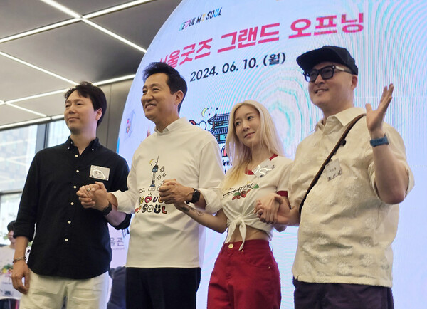 서울 굿즈 그랜드 오프닝에서 오세훈 서울시장(왼쪽 두번째)와 함께 이번 굿즈에 참여한 홍원표(왼쪽 첫번째), 이사라(왼쪽 세번째), 아트놈 작가가 기념촬영을 하고 있다. 사진=권진욱 기자