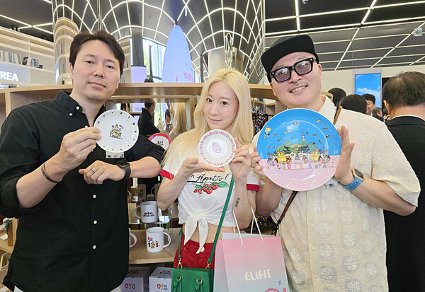 서울의 아티스트인 홍원표, 아트놈, 이사라 작가가 자신들의 작품들고 포즈를 취했다. 사진=권진욱 기자