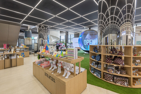 다양한 굿즈가 전시되어 있는 서울마이소울샵 전경. 사진=서울관광재단