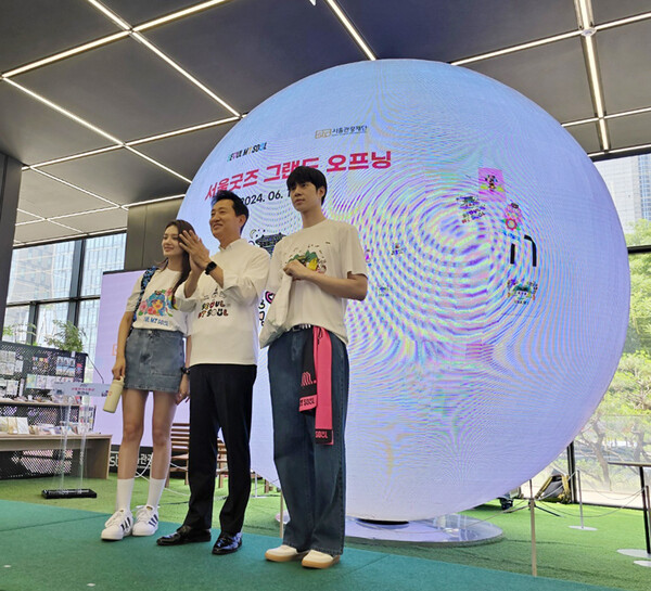 ​오세훈 서울시장은 서울굿즈 그랜드 오프닝 행사에서 포토타임을 가지고 있다. 사진=권진욱 기자