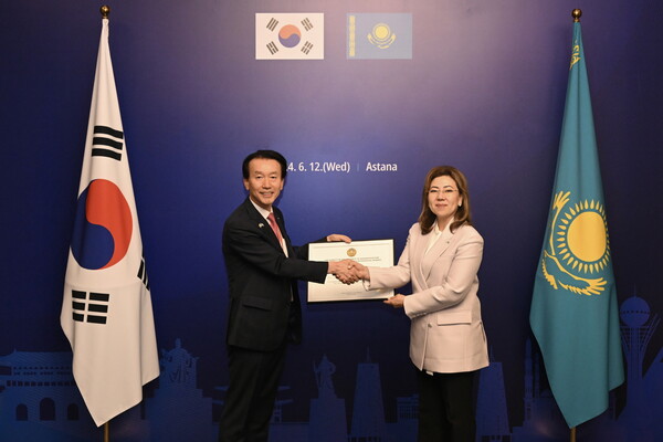(왼쪽부터)김성주 BNK캐피탈 대표이사, 마지나 아빌카시모바 카자흐스탄 금융감독원장. 사진=BNK캐피탈