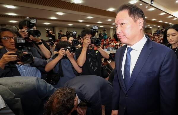 기자회견장 나서는 최태원 SK그룹 회장. 사진=연합뉴스