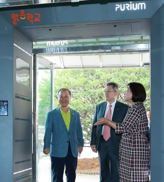 한화그룹이 지난 17일 보은 동광초등학교에서 '맑은학교 만들기' 캠페인 기념식을 가졌다. 최열 환경재단 이사장(왼쪽), 김신연 한화사회봉사단 사장(가운데), 김귀숙 동광초등학교장(오른쪽)이 설치된 에어샤워 시설을 살펴보고 있다. 사진=한화
