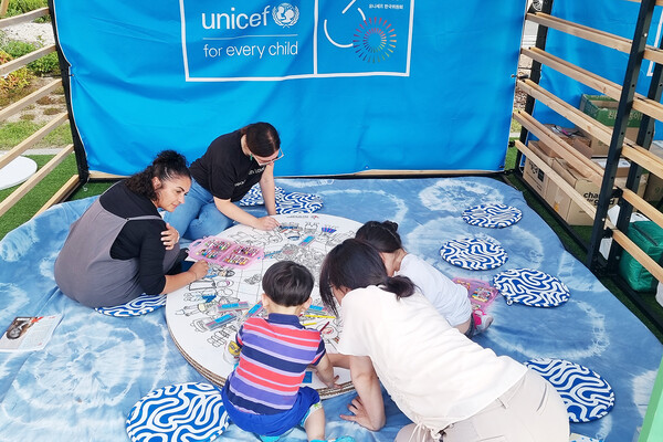유니세프 한국위원회가 서울 중구 책읽는 서울광장에서 운영한 체험형 부스에 어린이들이 참여하고 있다. 사진 = 유니세프 한국위원회