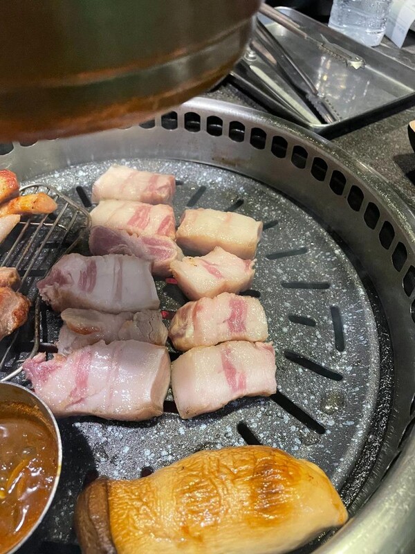 지난 4월 29일 인터넷 커뮤니티 '보배드림'에 게시된 '비계 삼겹살' 글 속 작성자가 받은 삼겹살이다. 사진 = 보배드림 갈무리 