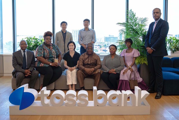 토스뱅크 이은미 대표(왼쪽에서 세번째)가 18일 오전 서울 강남구 토스뱅크 사옥에서 아프리카 3개국(나이지리아·보츠와나·모리셔스) 은행협회 관계자들과 참석자들과 기념촬영 하고 있다. 사진=토스뱅크