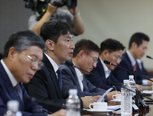 이복현 금융감독원장이 은행장 간담회에서 발언하고 싶다. 사진=연합뉴스