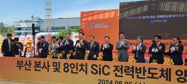 (오른쪽 세번째부터)김권제 아이큐랩 대표, 박형준 부산시장, 강경성 산업부1차관, 양재생 부산상공회의소 회장, 김영진 산업은행 지역성장부문장. 사진=KDB산업은행