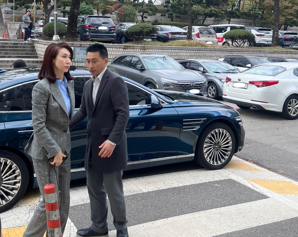 아트센터 나비가 SK 서린빌딩에서 나가야 한다는 법원의 판결이 나왔다. 최태원 SK그룹 회장과 이혼소송 중인 노소영 아트센터 나비 관장이 이혼 항소심 출석을 위해 법원에 출석하고 있는 모습. 사진=뉴스저널리즘DB